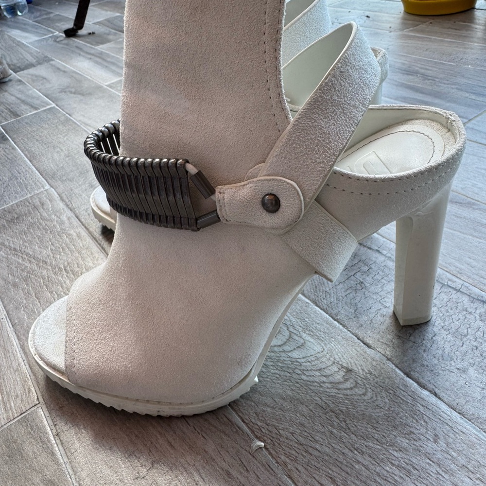 DKNY BINA-PEEP TOE SLIN (Cream)